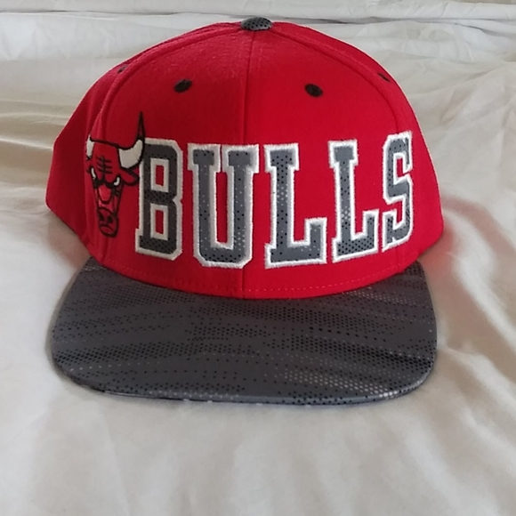 NWOT Chicago Bulls Red an Gray Adidas Snapback - Picture 2 of 5